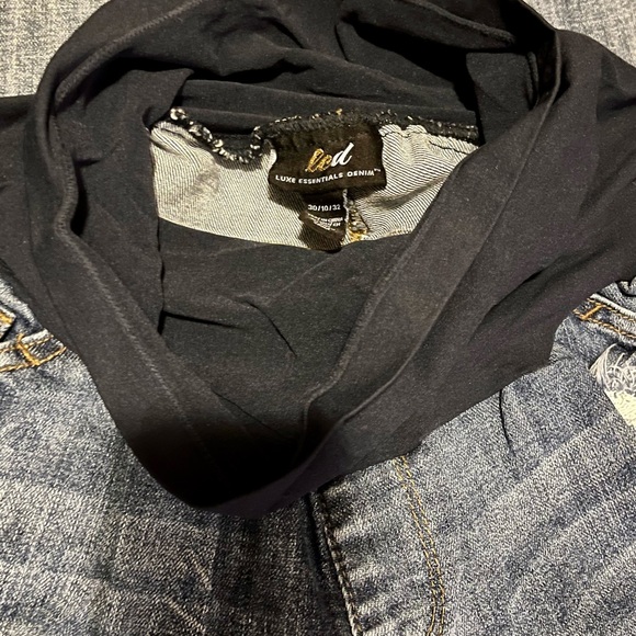 Luxe Essentials Denim Cropped Distressed Maternity Jeans NWT Sz 30 - Picture 5 of 6